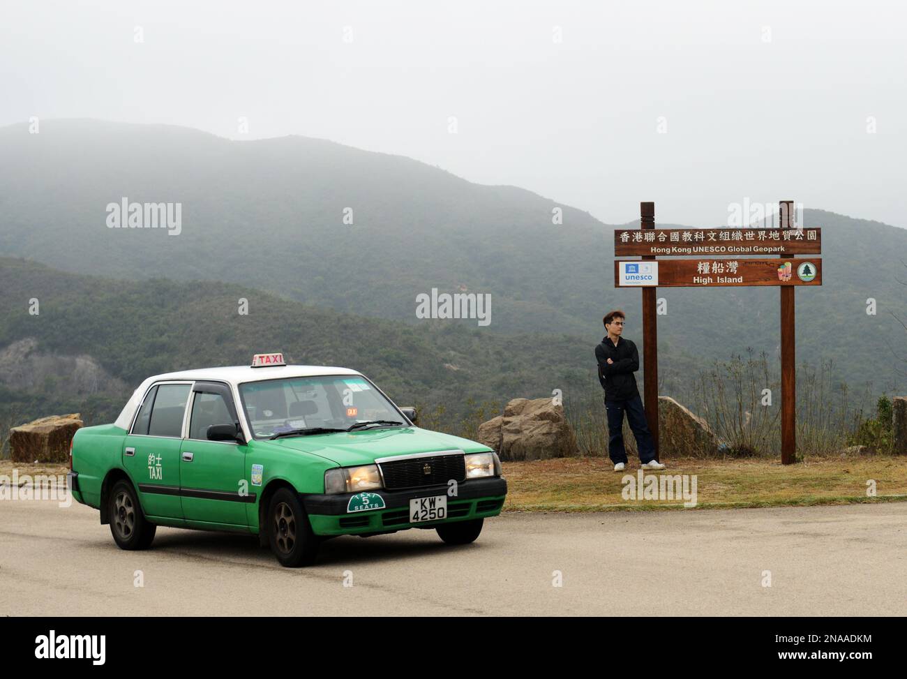 Green taxi ( New Territories taxi ) sur le barrage ouest de High Island Reservoir à Sai Kung East Country Park à Hong Kong. Banque D'Images