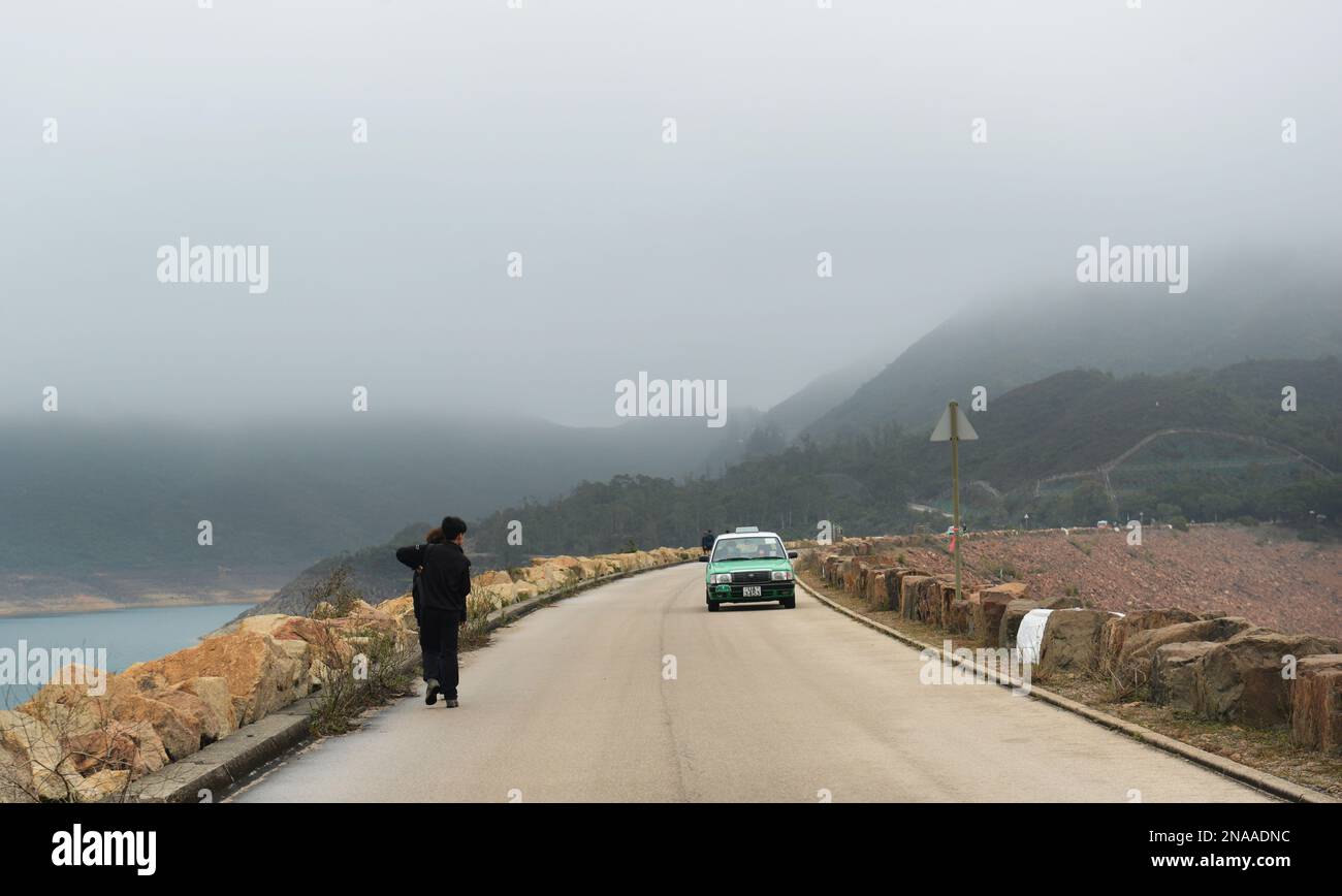 Green taxi ( New Territories taxi ) sur le barrage ouest de High Island Reservoir à Sai Kung East Country Park à Hong Kong. Banque D'Images