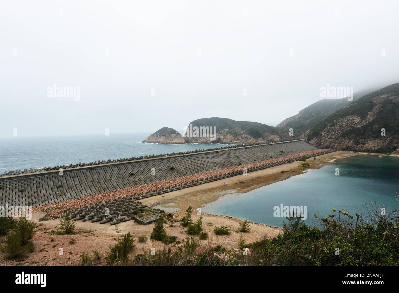 Vue depuis le barrage de High Island Reservoir East dans le parc national de Sai Kung East à Hong Kong. Banque D'Images