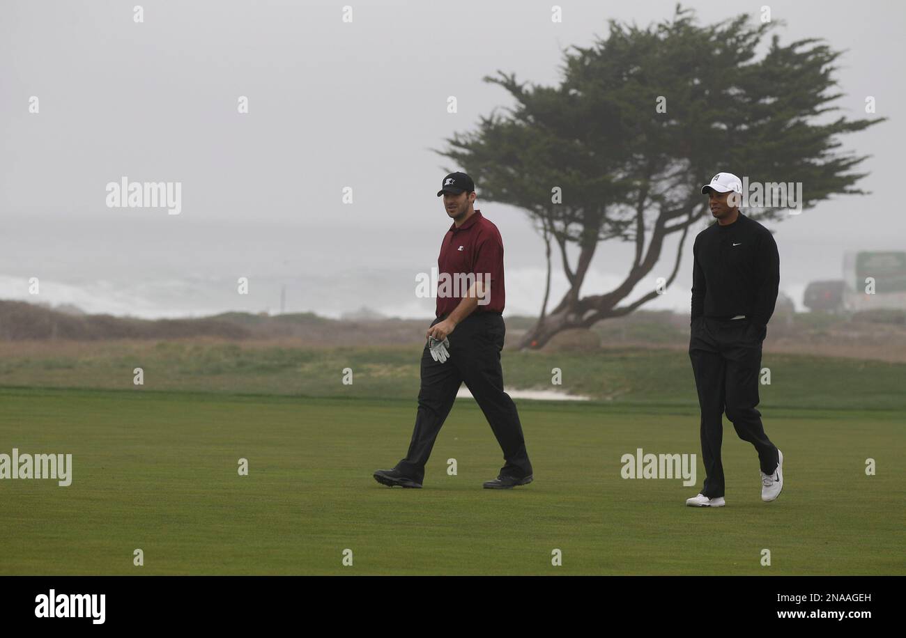 Dallas Cowboys quarterback Tony Romo, left, and Tiger Woods are shown at Monterey Peninsula Country Club during the second round of the AT&T Pebble Beach National Pro-Am golf tournament in Pebble Beach, Calif., Friday, Feb. 10, 2012. (AP Photo/Marcio Jose Sanchez) Banque D'Images
