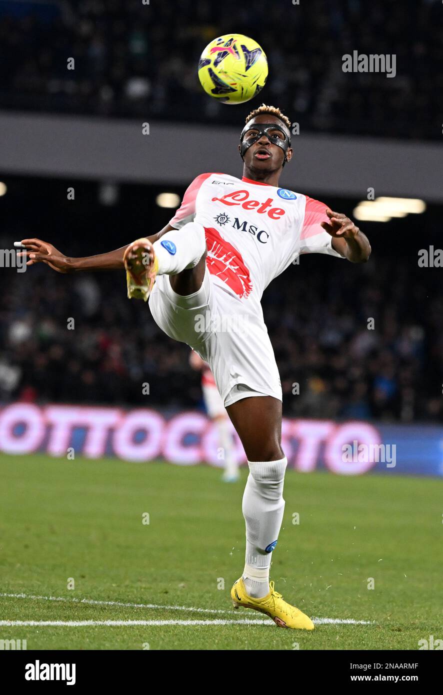 (230213) -- NAPLES, le 13 février 2023 (Xinhua) -- Victor Osimhen de Naples participe à un match de football entre Naples et Crémone à Naples, en Italie, le 12 février 2023. (Photo d'Alberto Lingria/Xinhua) Banque D'Images