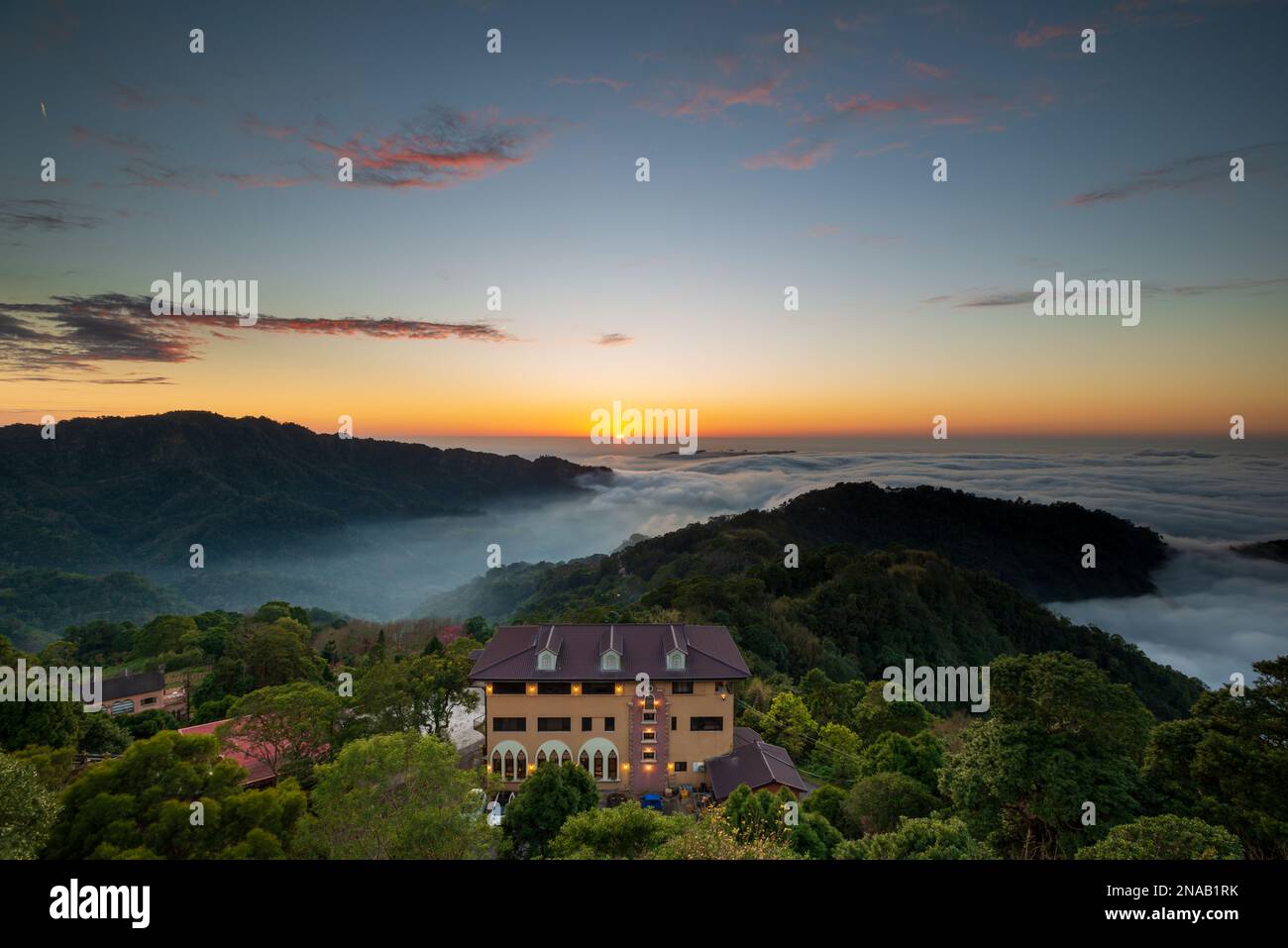 Les couches de nuages en plein essor sont très spectaculaires. Coucher de soleil derrière les montagnes. La mer des nuages paysage. Canton de Dahu, comté de Miaoli, Taïwan Banque D'Images
