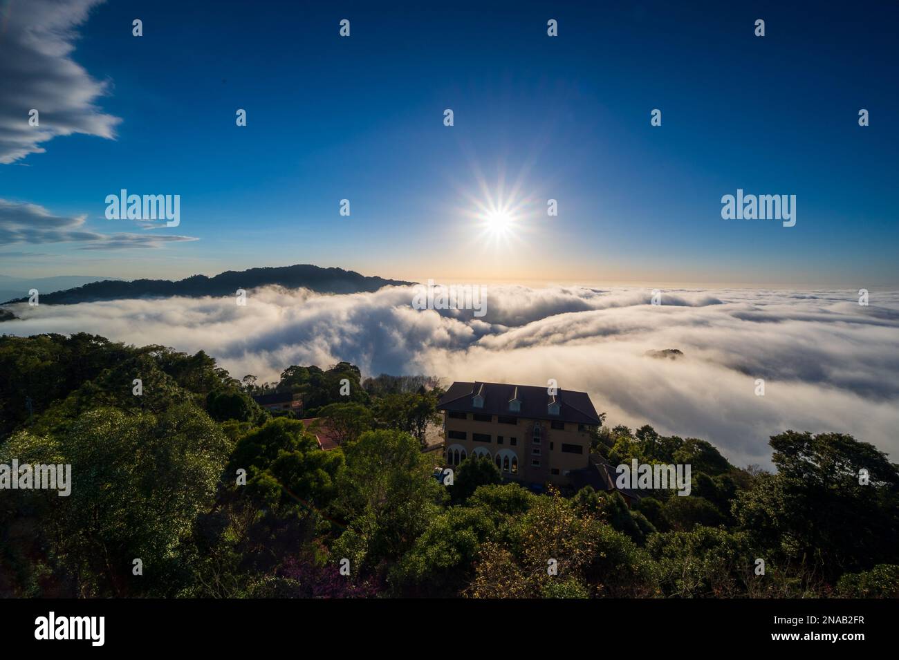 Les couches de nuages en plein essor sont très spectaculaires. Coucher de soleil derrière les montagnes. La mer des nuages paysage. Canton de Dahu, comté de Miaoli, Taïwan Banque D'Images