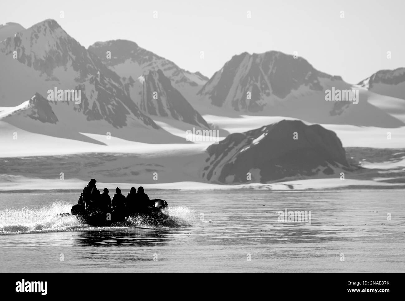 Glace Bay, zodiaque dans Isabukta, Svalbard, Norvège. Banque D'Images