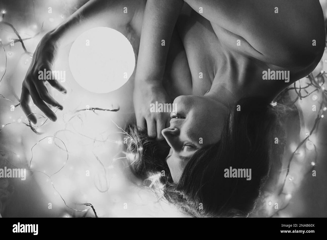 Gros plan belle dame avec boule néon monochrome portrait image Banque D'Images