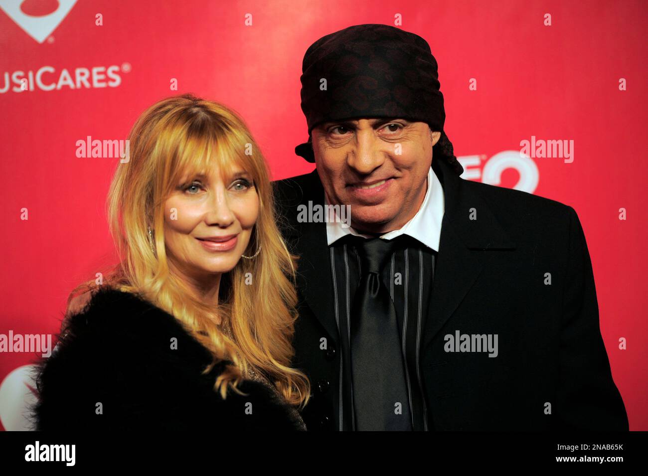 Steven Van Zandt, right, and Maureen Van Zandt arrive at the MusiCares Person of the Year gala honoring Paul McCartney on Friday, Feb. 10, 2012 in Los Angeles. (AP Photo/Chris Pizzello) Banque D'Images