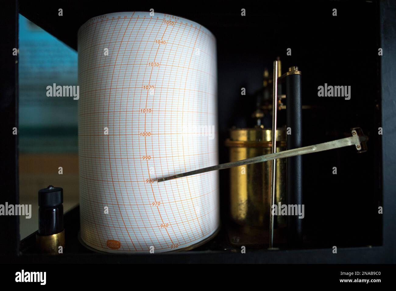 Un outil de mesure scientifique connu sous le nom de barographe, utilisé pour mesurer la pression atmosphérique ; Antarctique Banque D'Images