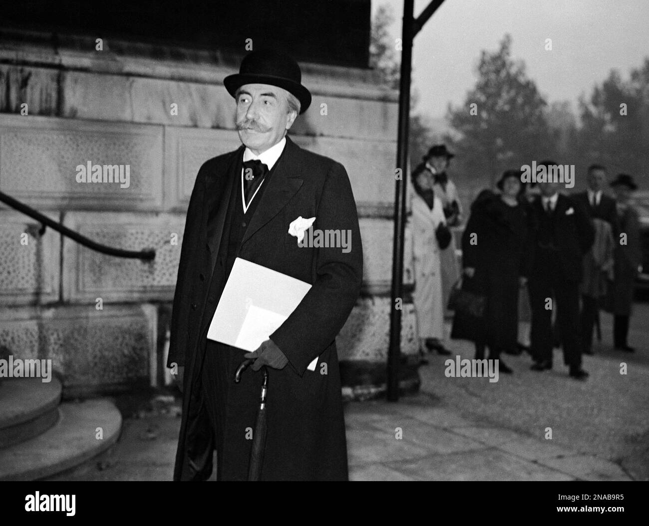 The International Committee dealing with Non-Intervention in Spain met at the Foreign Pffice in London to consider the German and Italian replies to Soviet allegations of infractions of the agreement. His excellency Baron Cartier de Marchienne, Belgian Ambassador in London, arriving at the Foreign Office for the meeting, on Oct. 23, 1936. (AP Photo) Banque D'Images