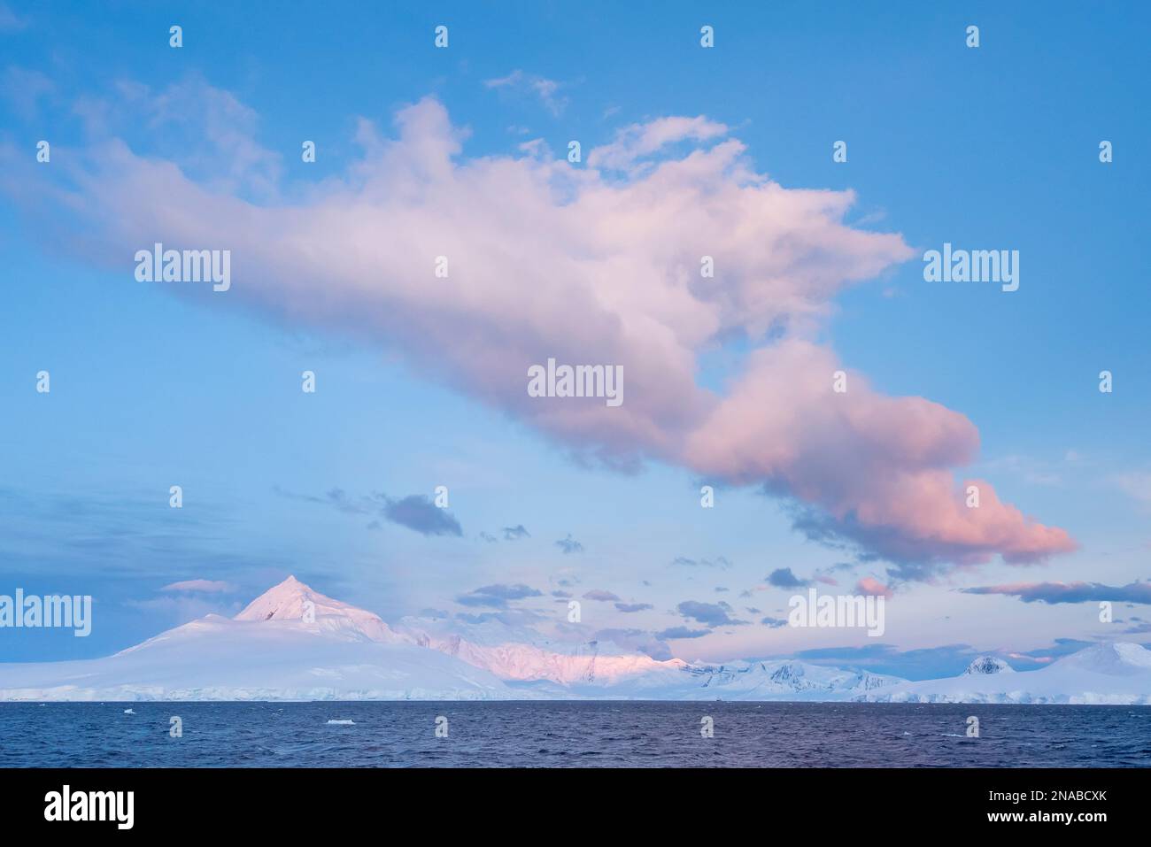 Montagnes, glace et neige le long du détroit de Gerlache en Antarctique occidental ; Antarctique Banque D'Images