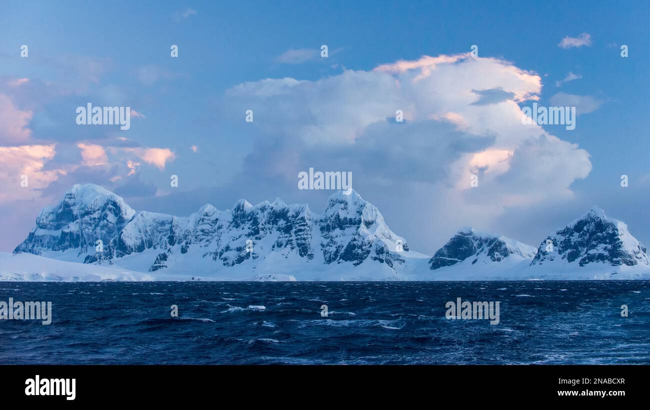 Montagnes, glace et neige le long du détroit de Gerlache en Antarctique occidental ; Antarctique Banque D'Images