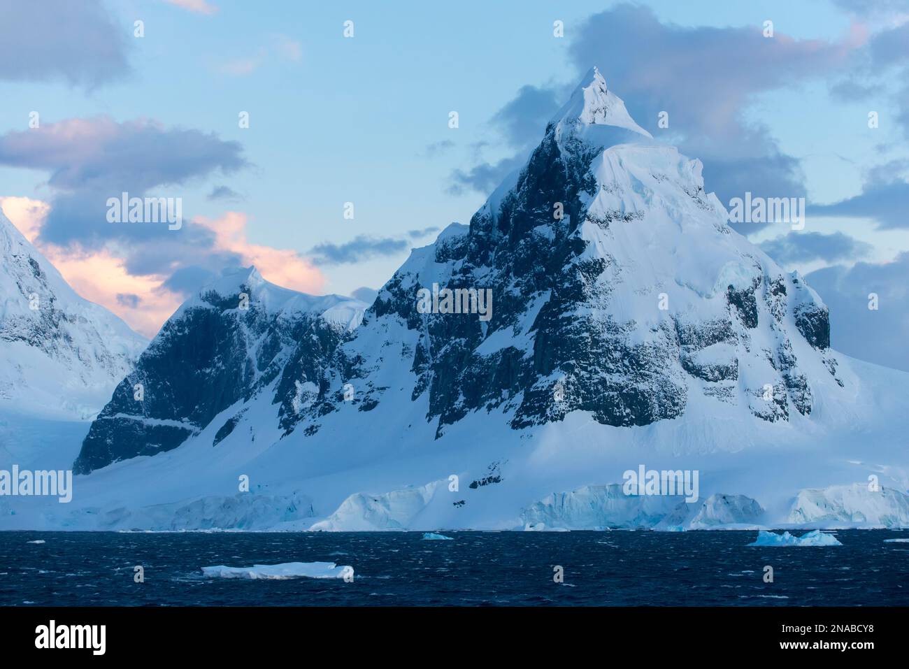 Montagnes, glace et neige le long du détroit de Gerlache en Antarctique occidental ; Antarctique Banque D'Images