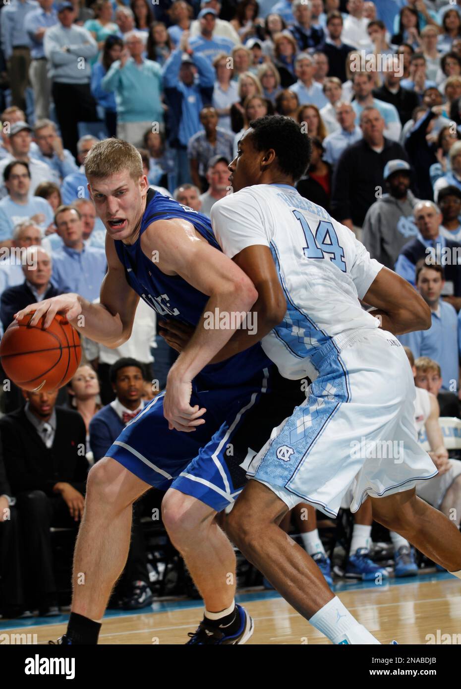 Duke's forward Mason Plumlee (5) drives to the basket past North Carolina's forward Desmond Hubert (14) during the second half of an NCAA college basketball game in Chapel Hill, N.C., Wednesday, Feb. 8, 2012. Duke won 85-84. (AP Photo/Jim R. Bounds) Banque D'Images