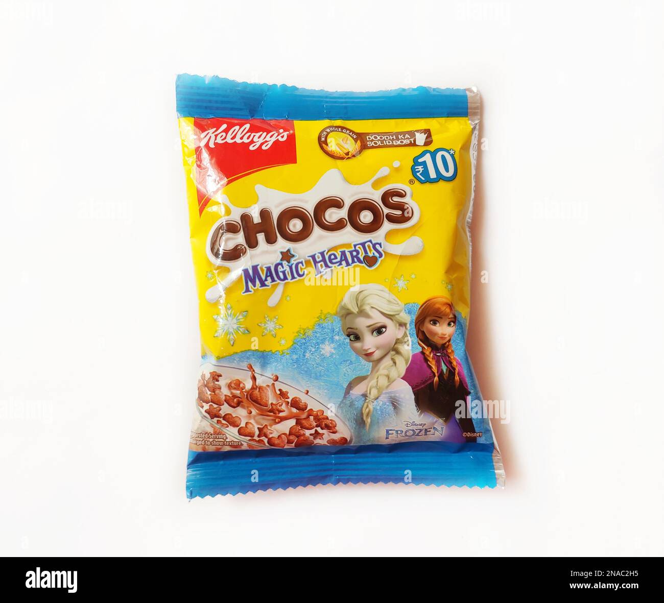 Pochette en cœur Chocos Magic de Kellogg en arrière-plan isolé. Banque D'Images