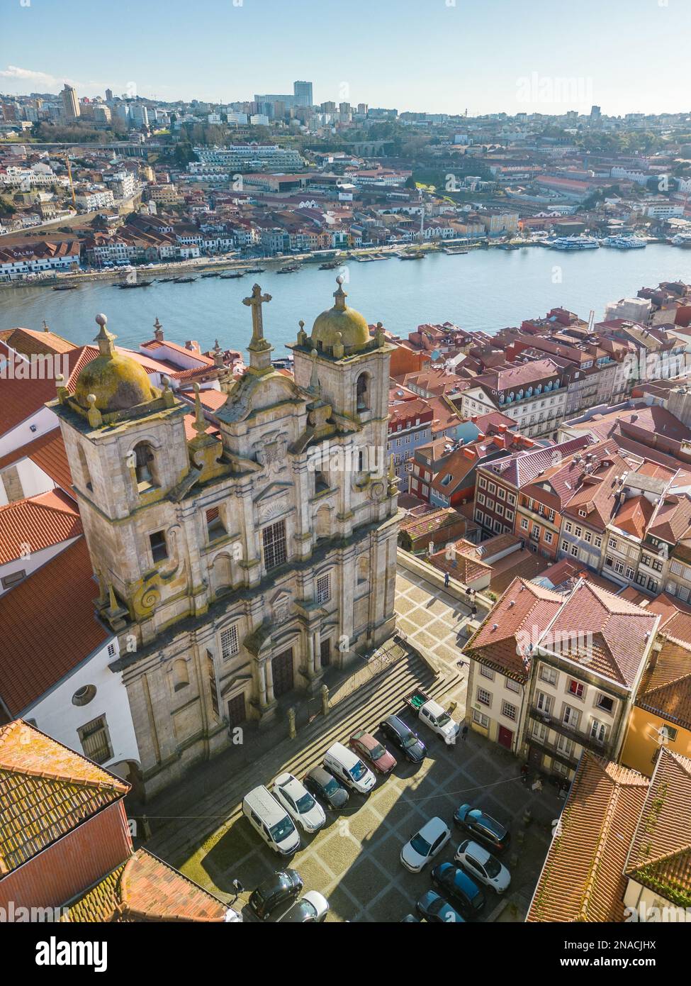 Vue aérienne du centre-ville coloré de Porto avec le fleuve Douro depuis l'église Igreja dos Grilos Banque D'Images