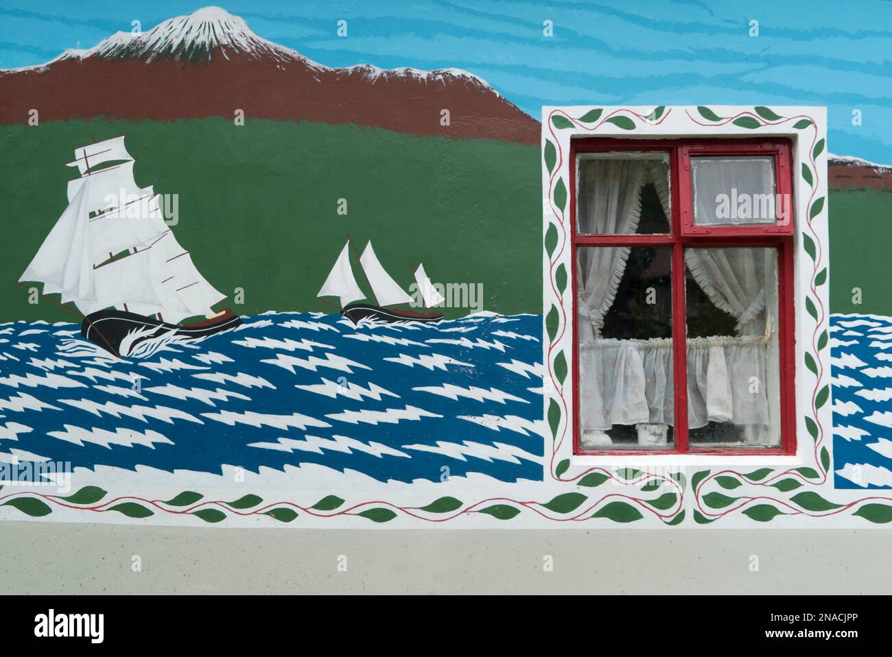 Mur peint sur une maison à Seyoisfjordour, une ancienne ville de pêcheurs qui est maintenant une destination touristique ; Seyoisfjorour, Islande Banque D'Images