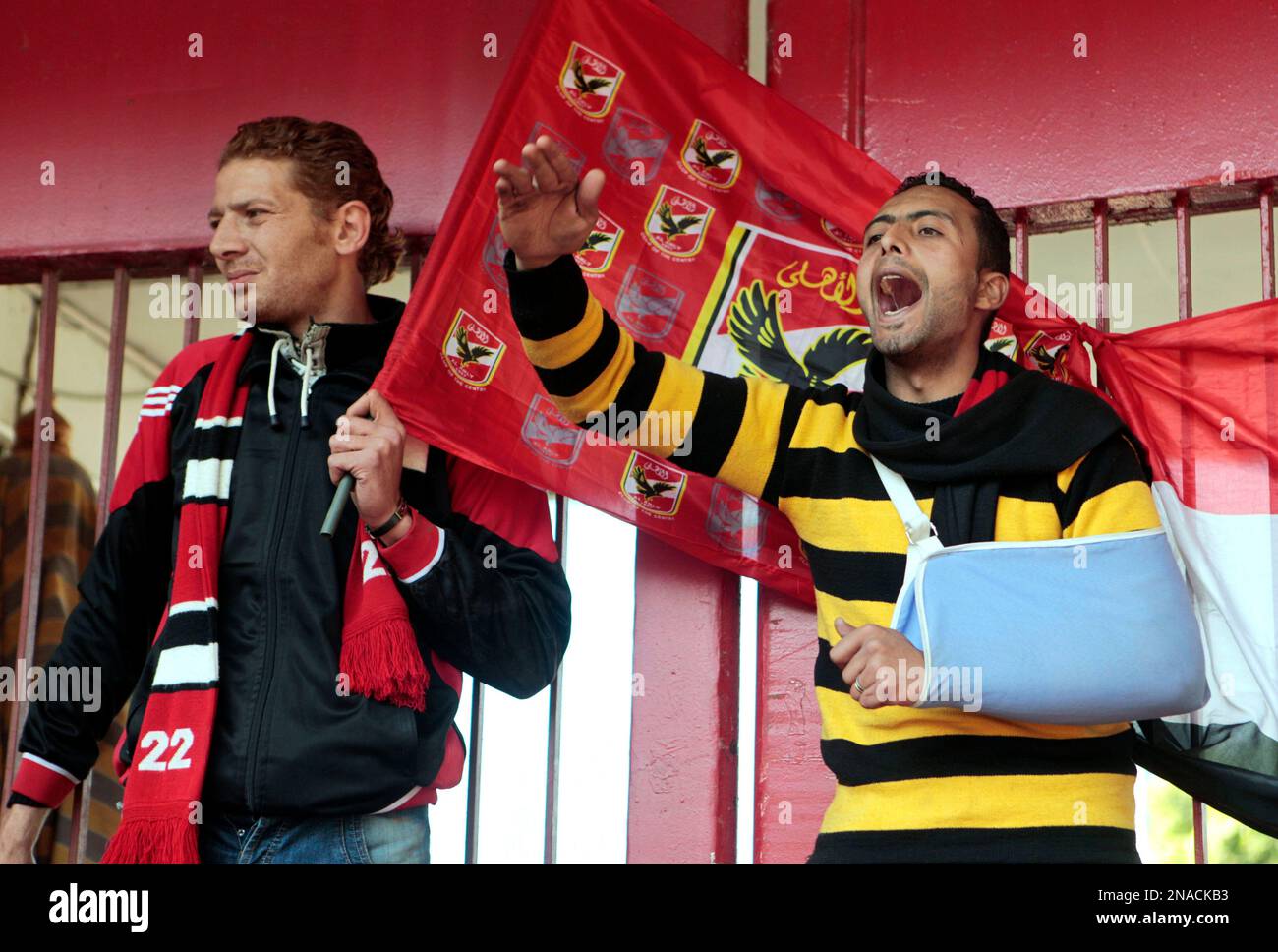 An injured man chants anti-military slogans in front of the Al-Ahly club in Cairo, Egypt, Thursday, Feb. 2, 2012. Scores of Egyptian soccer fans were crushed to death while others were fatally stabbed or suffocated after being trapped in a long narrow corridor trying to flee rival fans armed with knives, clubs and stones, in the country's worst ever soccer violence that killed at least 74 people, witnesses and health officials said Thursday. (AP Photo/Amr Nabil) Banque D'Images