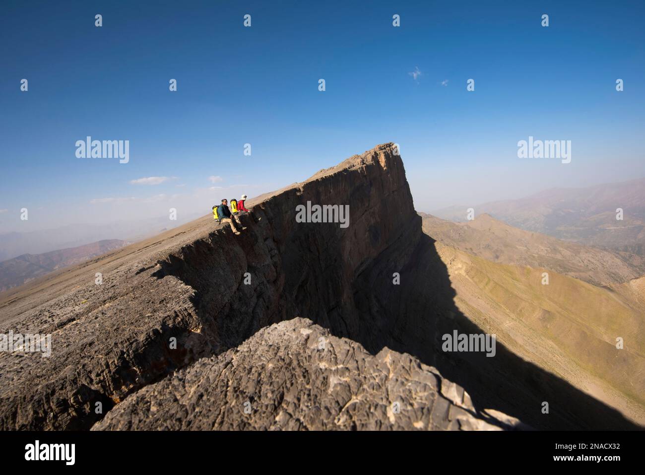 Les membres de l'équipe de l'expédition se reposent au bord d'une falaise pendant leur randonnée vers Dark Star, un système de grottes calcaires dans la chaîne Boysuntov en Ouzbékistan. Banque D'Images