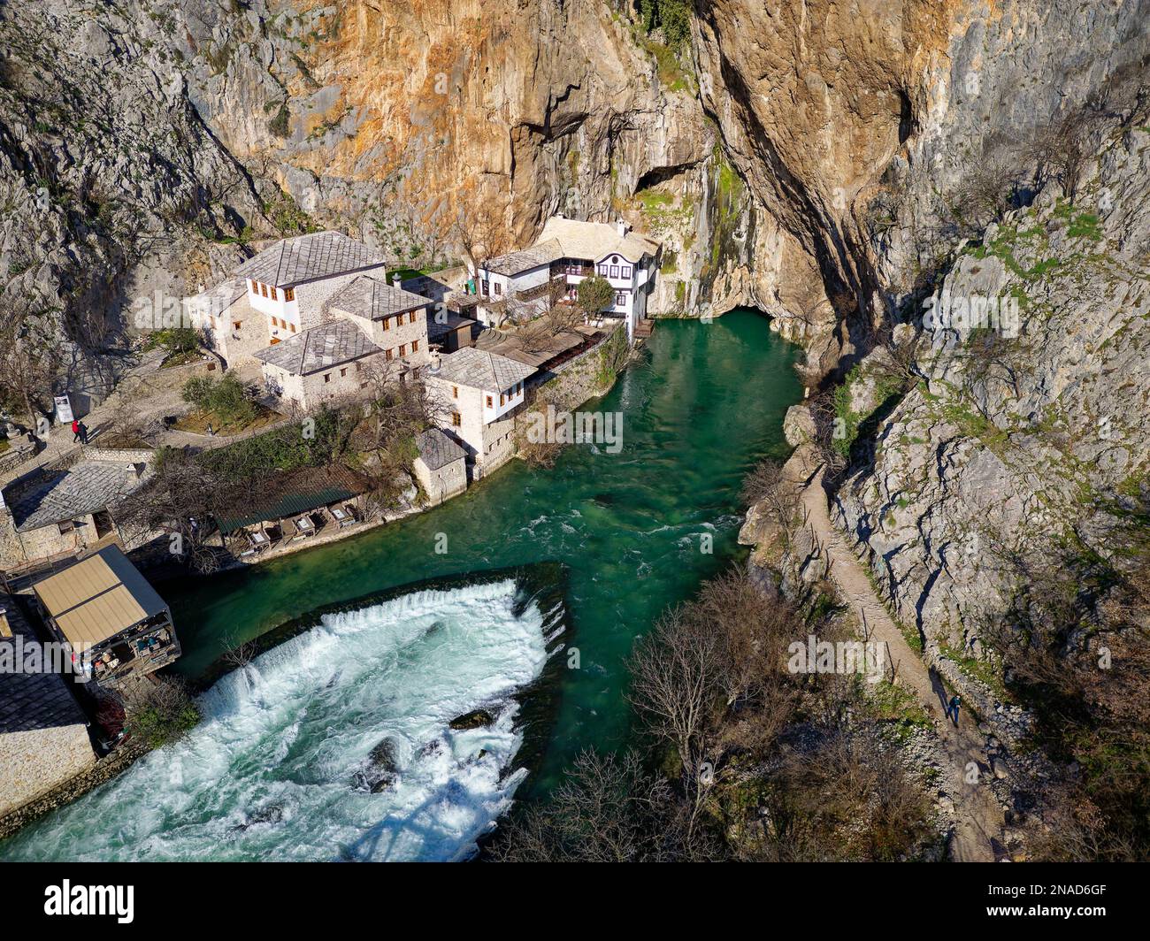 Vue aérienne par drone de Tekija à Blagaj en BiH. La Tekija, maison derviche, située à la source de la rivière Buna. Banque D'Images