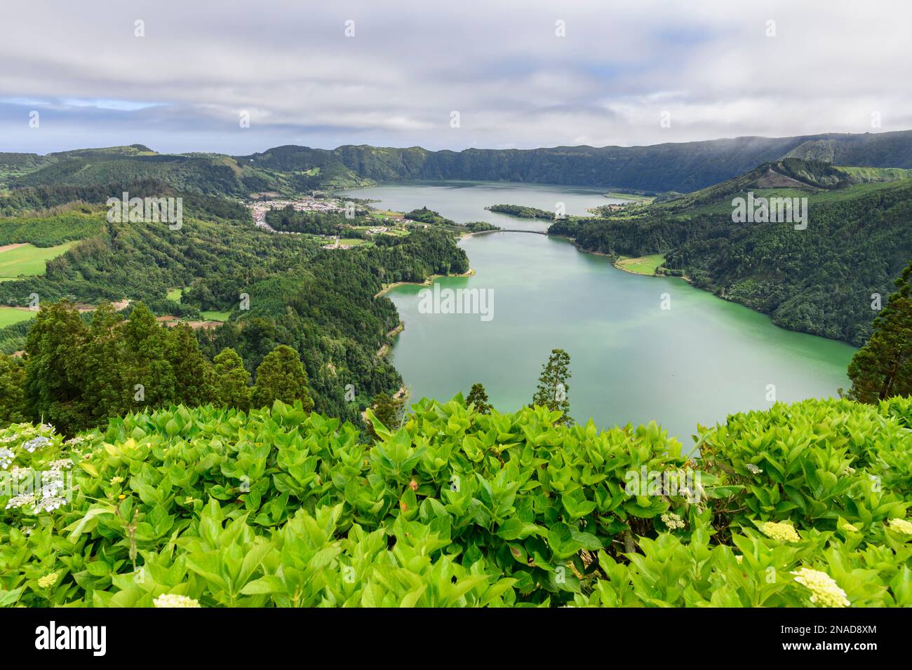 À l'intérieur de l'île de Sao Miguel, les lacs volcaniques Lagoa Azul, Lagoa Verde et le village de Sete Cidades se trouvent dans un vaste Caldeira, Açores Banque D'Images
