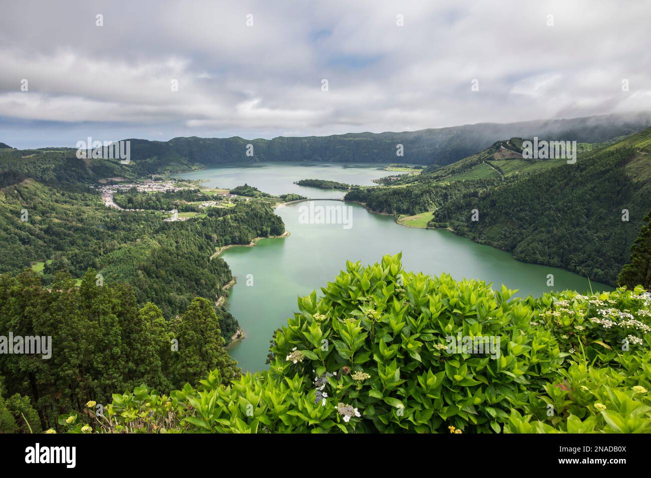 À l'intérieur de l'île de Sao Miguel, les lacs volcaniques Lagoa Azul, Lagoa Verde et le village de Sete Cidades se trouvent dans un vaste Caldeira, Açores Banque D'Images