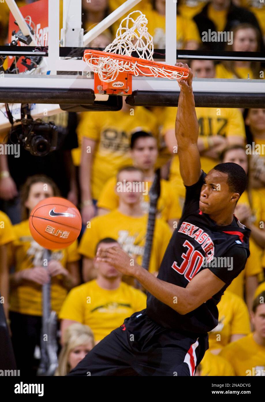 Texas Tech's Jaye Crockett dunks the ball during the second half of an NCAA college basketball game against Missouri Saturday, Jan. 28, 2012, in Columbia, Mo. Missouri won the game 63-50. (AP Photo/L.G. Patterson) Banque D'Images