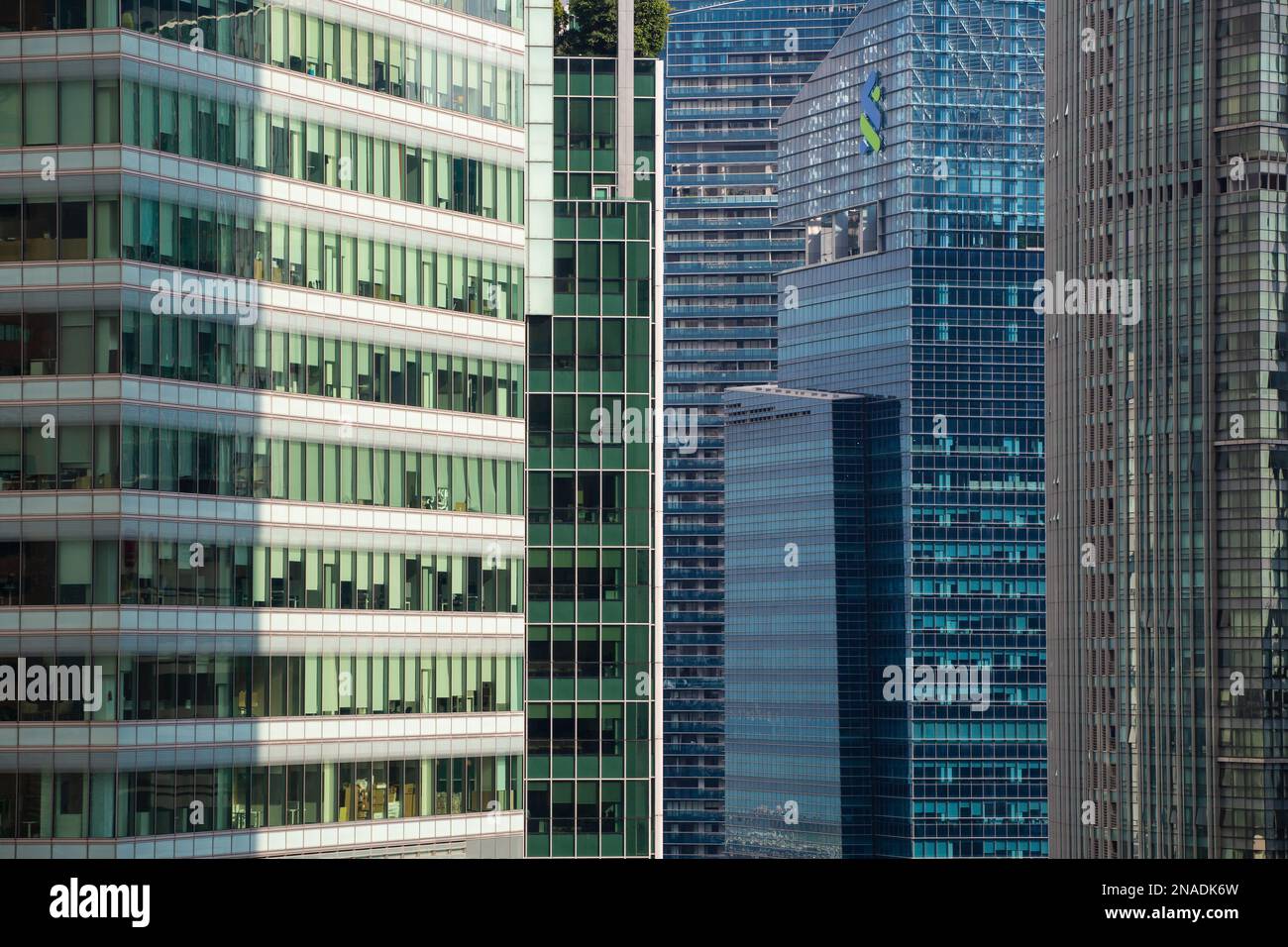 Vue aérienne en gros plan des bâtiments commerciaux coûteux pour les entreprises locales et internationales situées à Singapour. Banque D'Images