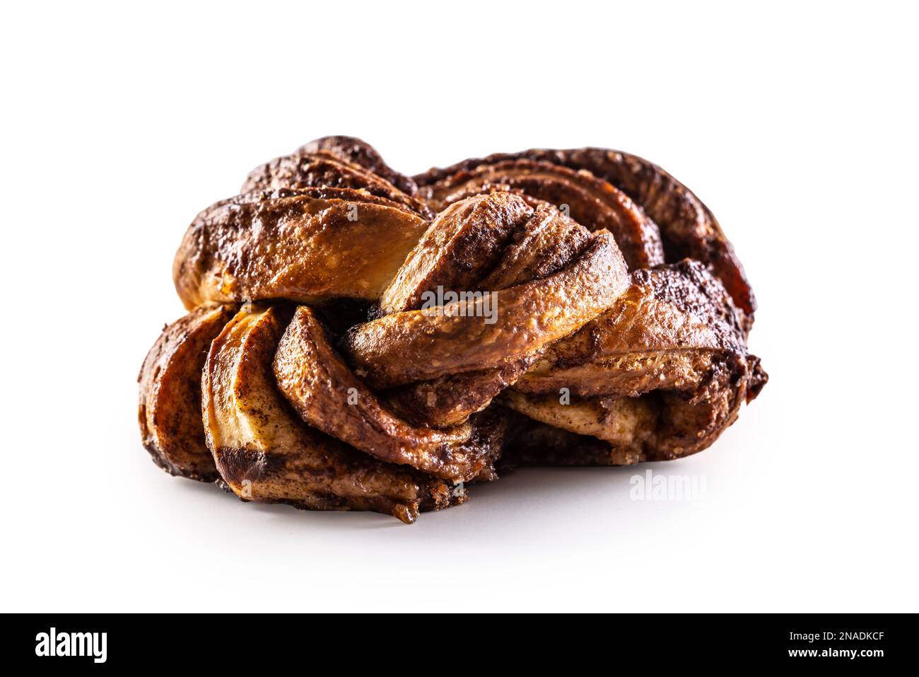 Savoureux petit pain à la cannelle sur fond blanc, isolé en inox. Banque D'Images