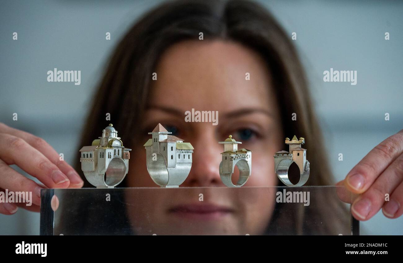 Édimbourg, Royaume-Uni. 11th févr. 2023. The Scottish Gallery, Édimbourg, Écosse. Vicky Ambery-Smith exposition de travaux en argent. Pic montre Kirsty Sumerling, de la Scottish Gallery, en regardant de près les quatre anneaux d'argent complexes en utilisant l'architecture comme inspiration. Vicky Ambery-Smith est une créatrice de bijoux et d'argenterie qui utilise l'architecture comme inspiration . Son travail est actuellement présenté à une nouvelle exposition qui se tiendra jusqu'au 25th février 2023, à la Scottish Gallery, dans la nouvelle ville d'Édimbourg. Crédit photo : phil wilkinson/Alay Live News Banque D'Images