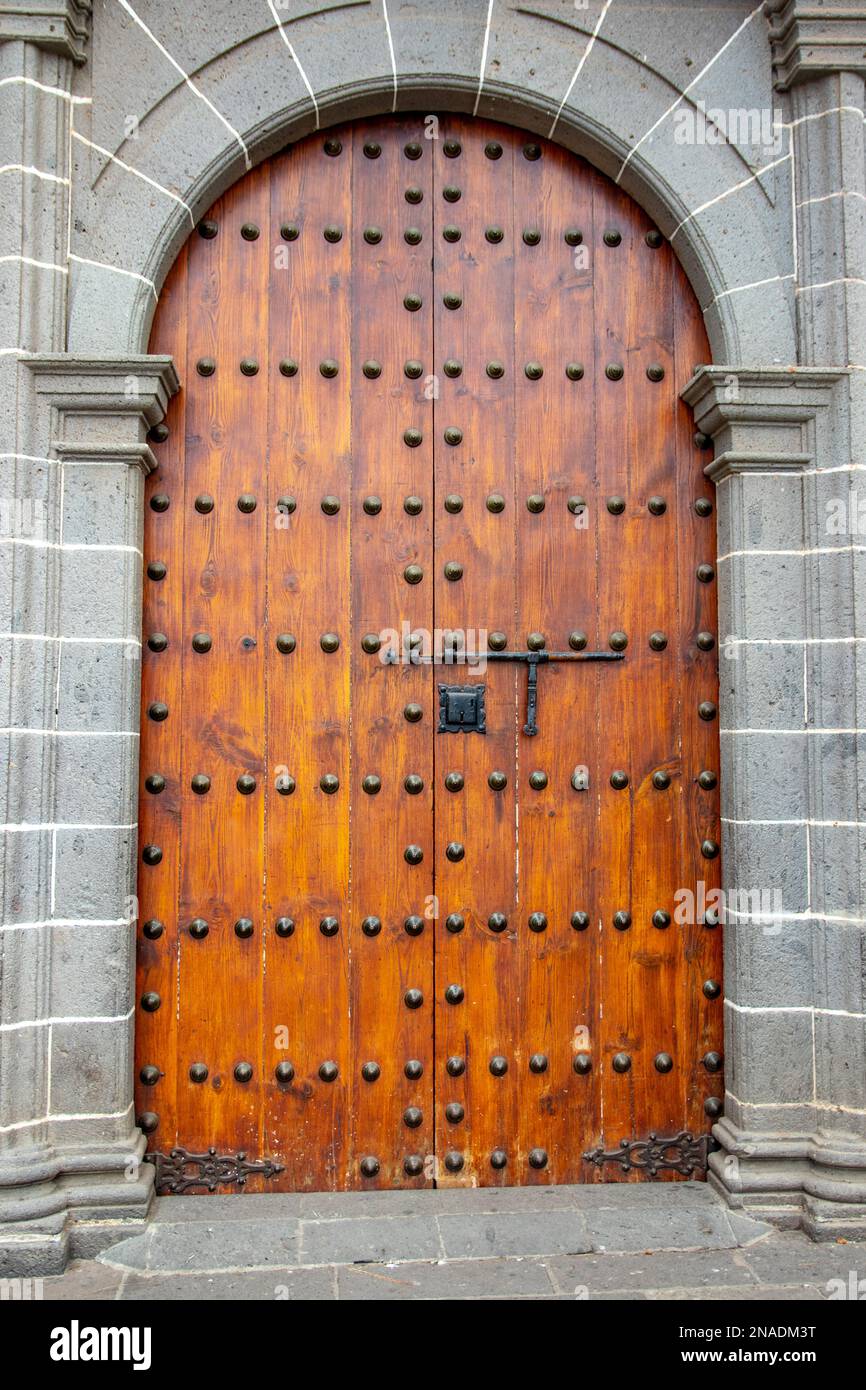 Ancienne grande porte en bois dans un mur en pierre d'une église. Banque D'Images