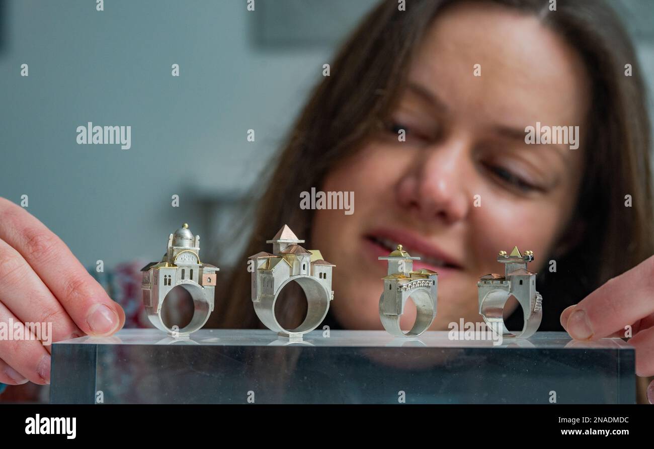 Édimbourg, Royaume-Uni. 11th févr. 2023. The Scottish Gallery, Édimbourg, Écosse. Vicky Ambery-Smith exposition de travaux en argent. Pic montre Kirsty Sumerling, de la Scottish Gallery, en regardant de près les quatre anneaux d'argent complexes en utilisant l'architecture comme inspiration. Vicky Ambery-Smith est une créatrice de bijoux et d'argenterie qui utilise l'architecture comme inspiration . Son travail est actuellement présenté à une nouvelle exposition qui se tiendra jusqu'au 25th février 2023, à la Scottish Gallery, dans la nouvelle ville d'Édimbourg. Crédit photo : phil wilkinson/Alay Live News Banque D'Images