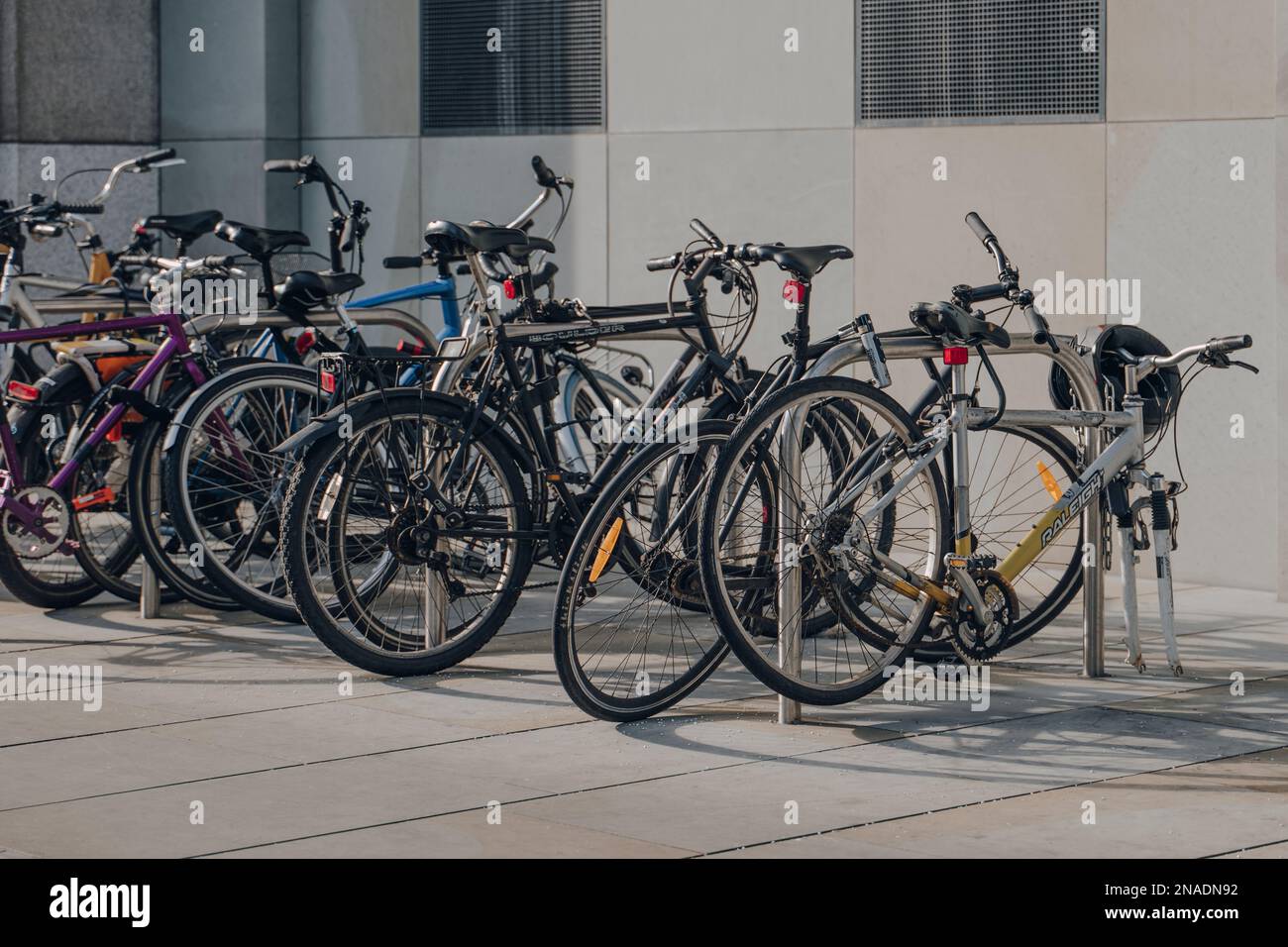 Londres, Royaume-Uni - 09 février 2023: Vélos garés près de la gare de Liverpool Street à Londres. Les vélos sont un moyen de transport populaire dans la capitale. Banque D'Images