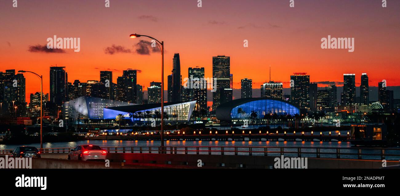 Ville au coucher du soleil ciel lumière orange magnifique miami port Floride Banque D'Images