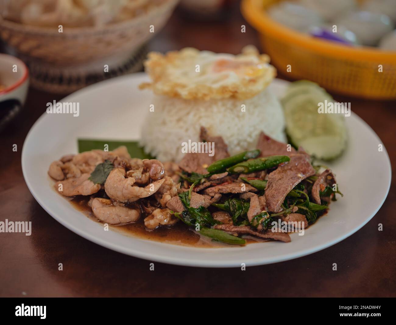 Basilic Stir frit avec foies de porc, cuisine thaïlandaise Banque D'Images