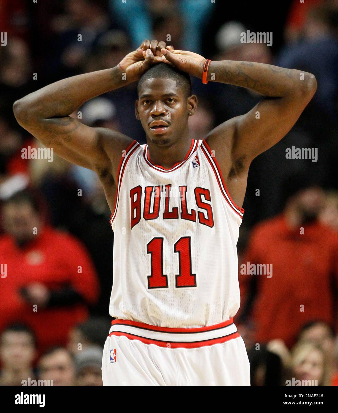 Chicago Bulls shooting guard Ronnie Brewer reacts as the game slips away from the Bulls late in the second half of an NBA basketball game against the Indiana Pacers, Wednesday, Jan. 25, 2012 in Chicago. The Pacers won 95-90. (AP Photo/Charles Rex Arbogast) Banque D'Images