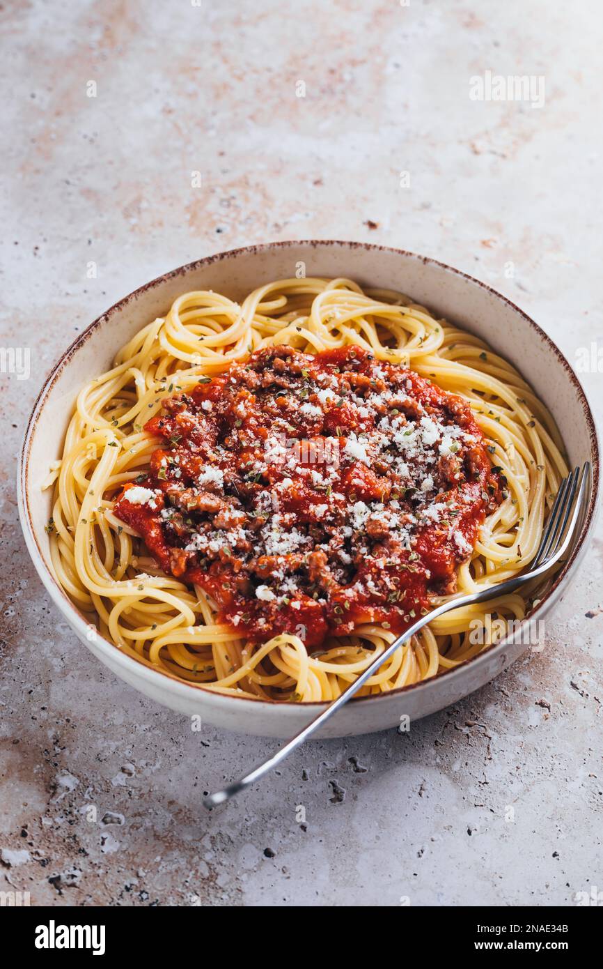 Vue en grand angle des spaghetti avec sauce bolognaise sur fond de pierre. Banque D'Images