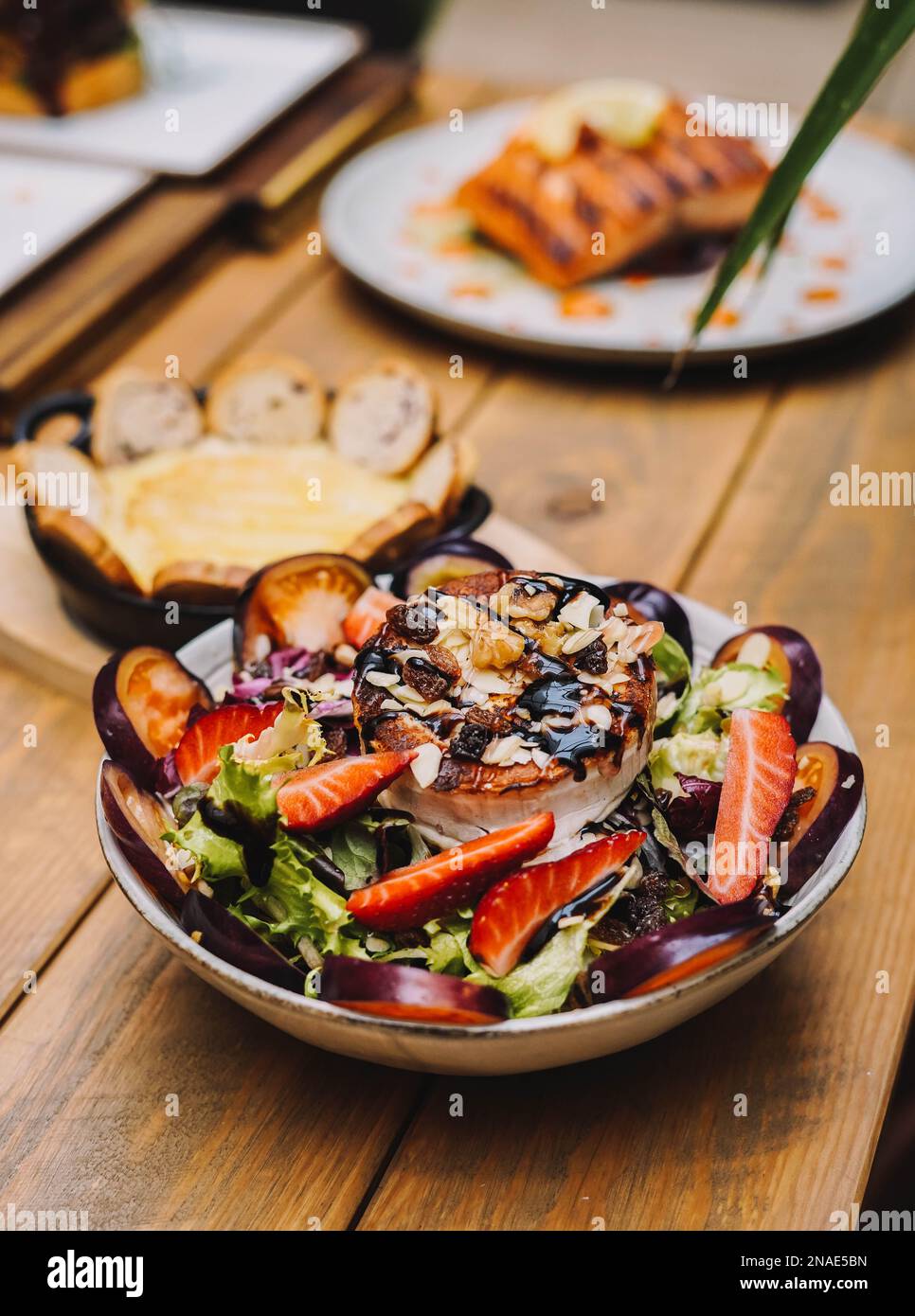 Salade de chèvre gastronomique avec vinaigrette balsamique Banque D'Images