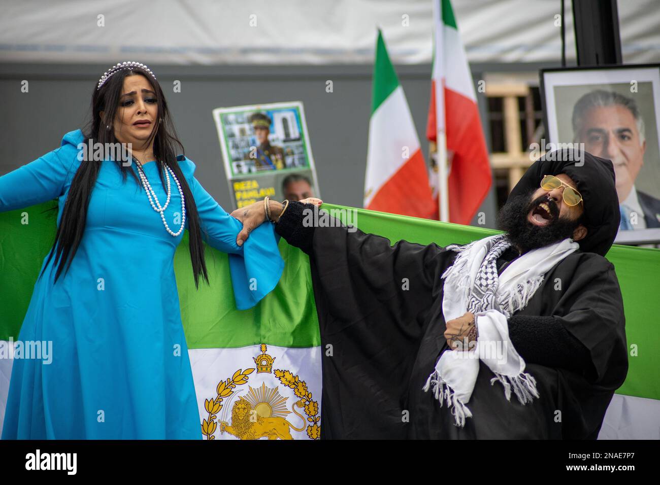 Les manifestants iraniens ont célébré l'anniversaire de la Révolution islamique de 44th, en revendiquant la liberté prise par l'ayatollah d'une jeune fille iranienne. Crédit: Sinai Noor/Alamy Banque D'Images