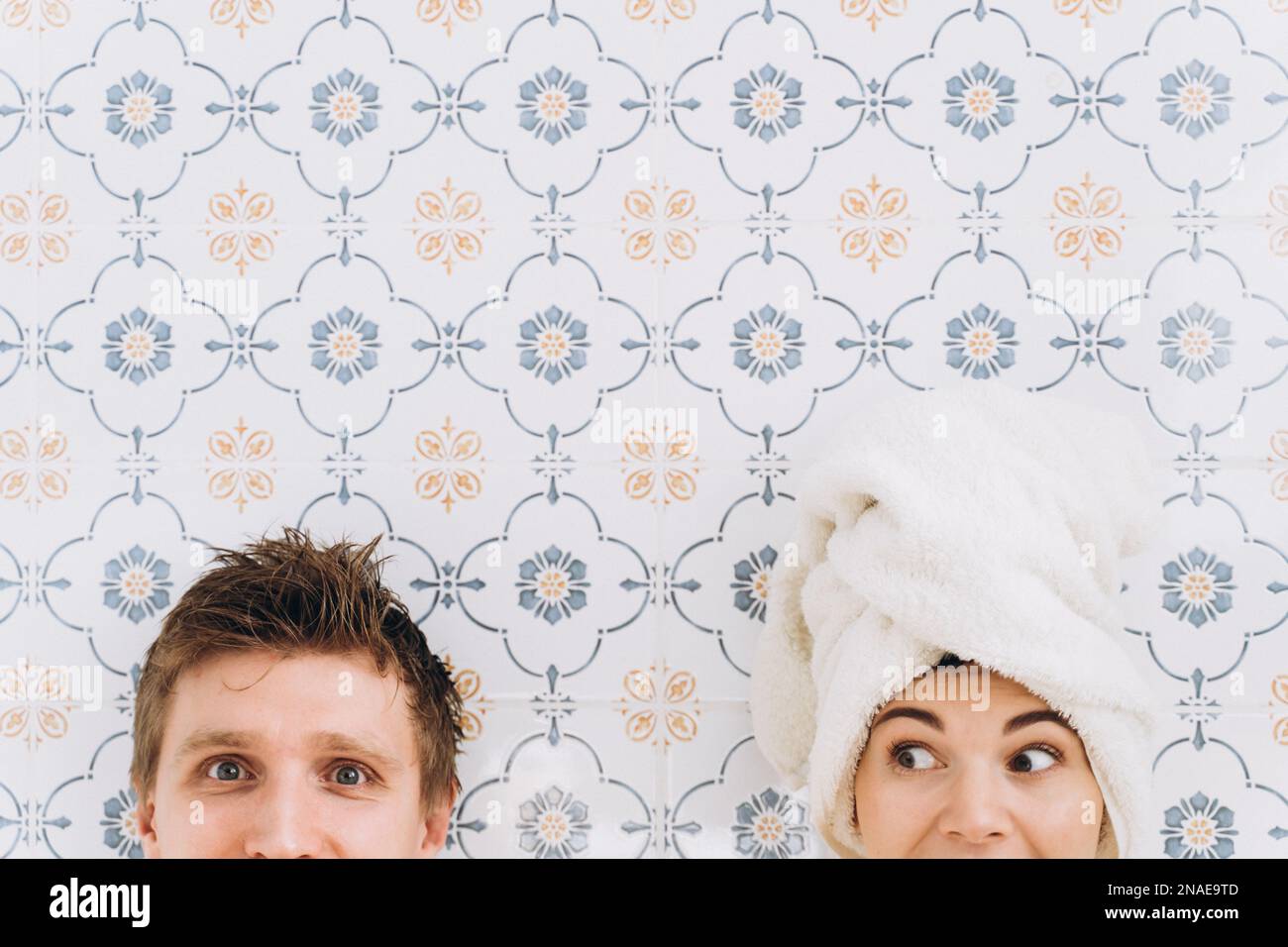 Un gars et une fille avec une serviette sur leur tête, surpris visages Banque D'Images