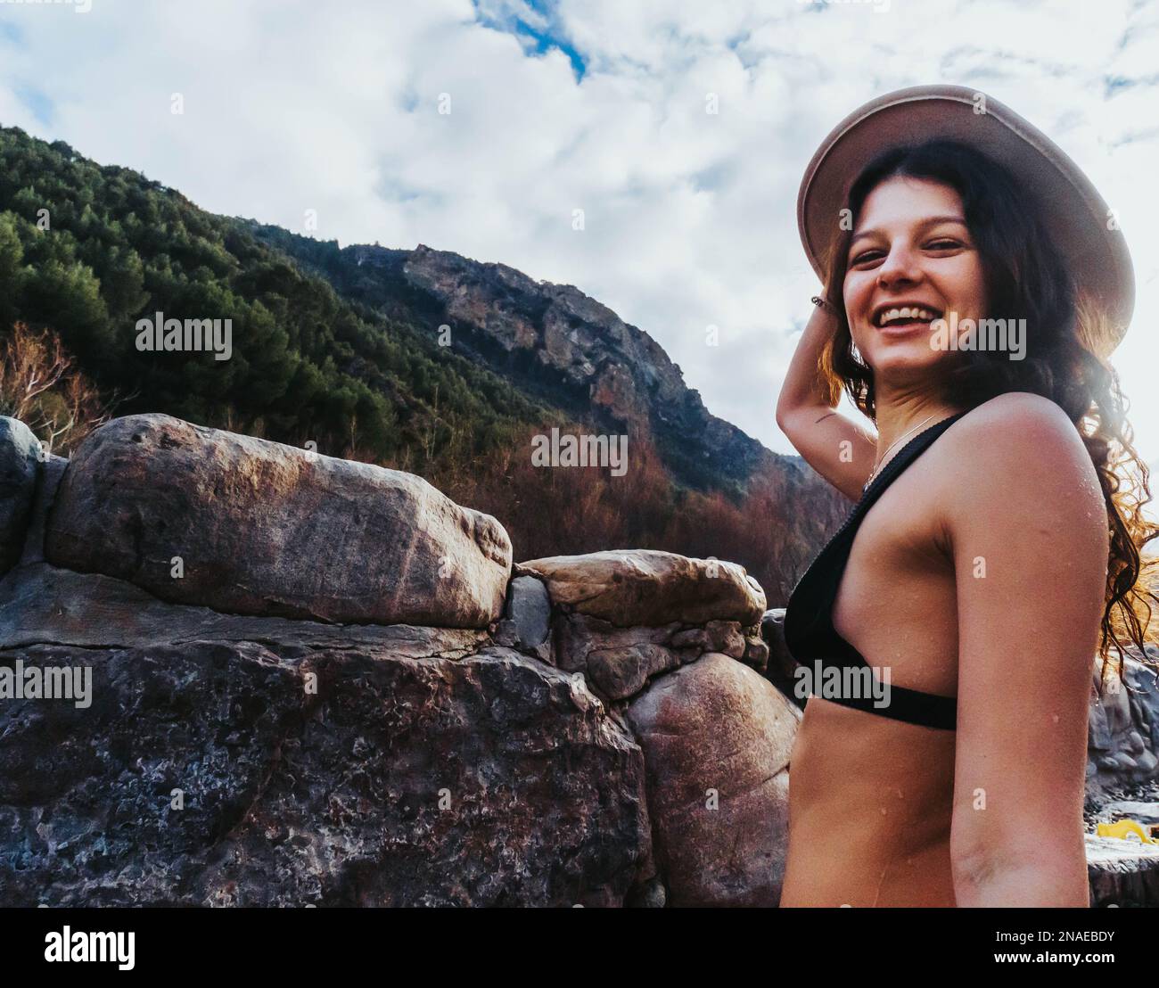femme avec maillot de bain et chapeau dans les sources chaudes naturelles contre la nature Banque D'Images