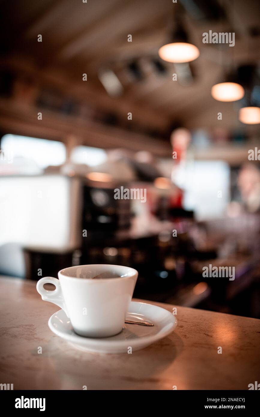 Une tasse blanche pour un café expresso dans un café Banque D'Images