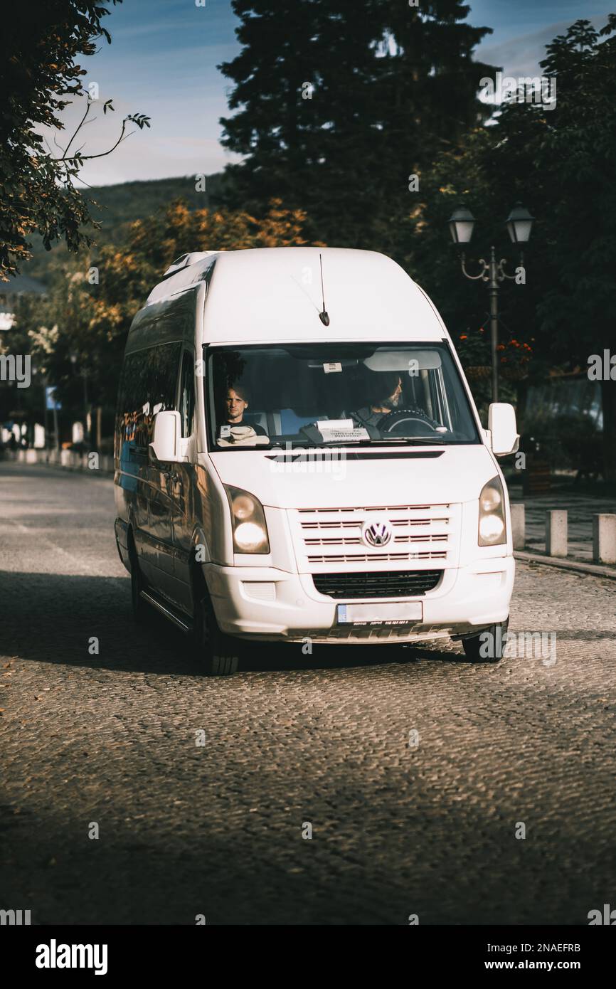 Une voiture Volkswagen Crafter blanche dans les rues de Kolasin, au Monténégro Banque D'Images