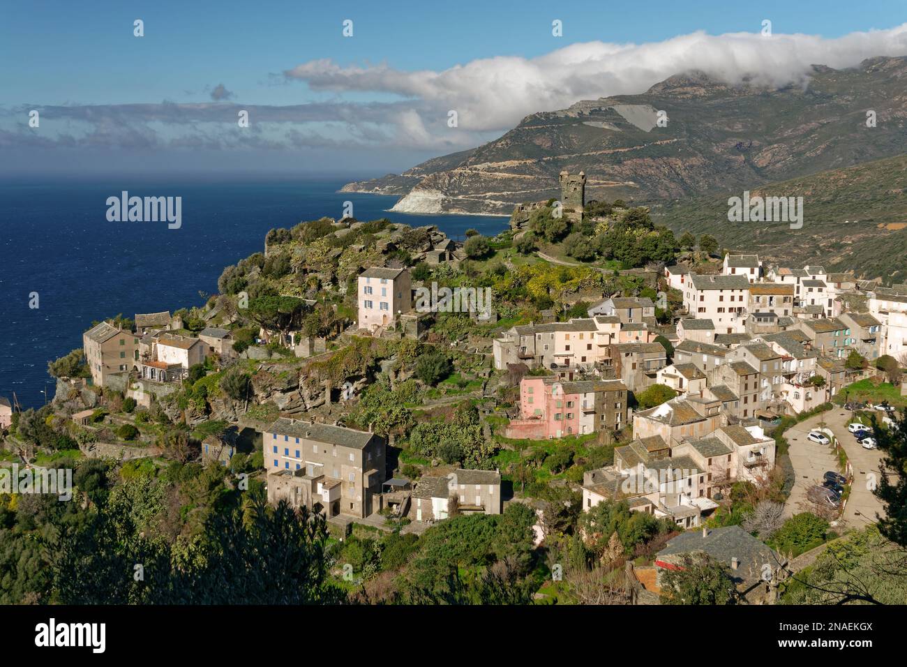 Vue sur le village de Nonza avec sa tour génoise, Cap Corse en Corse, France Banque D'Images