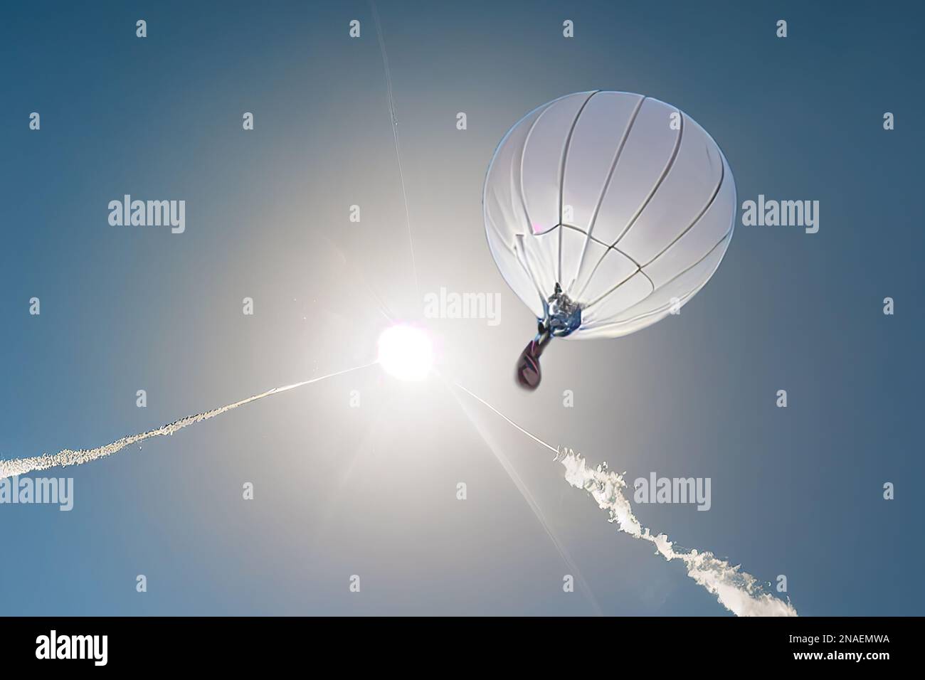 Un combattant américain de l'armée de l'air américaine tire des missiles sur un ballon blanc de Chine ballon météo dans le ciel au-dessus des États-Unis Banque D'Images