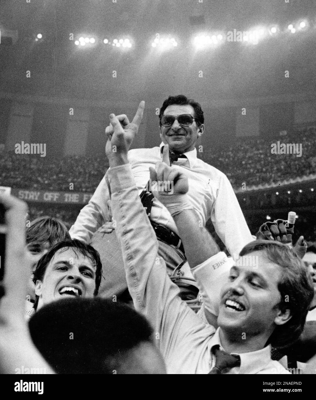 FILE - In this Jan. 1, 1983, file photo, Penn State head football coach Joe Paterno takes a victory ride from his players after defeating Georgia 27-23 in the Sugar Bowl NCAA college football game at the Supderdome in New Orleans, to win the national championship. On Sunday, Jan. 22, 2012, family says Paterno, winningest coach in major college football, has died. (AP Photo, File) Banque D'Images