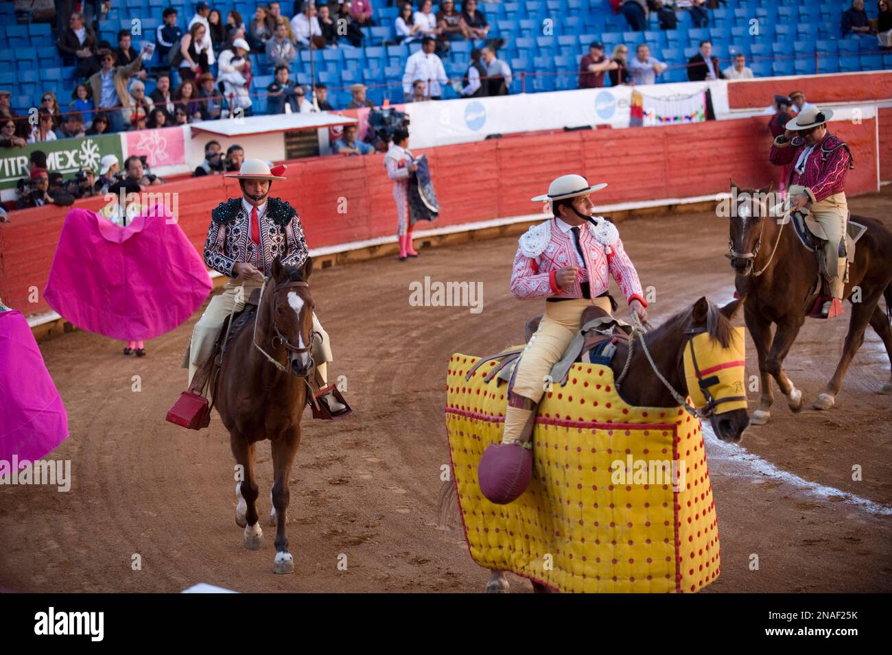 Lors d'une corrida à Mexico, des toreros défilent sur le ring ; Mexico, Mexique Banque D'Images