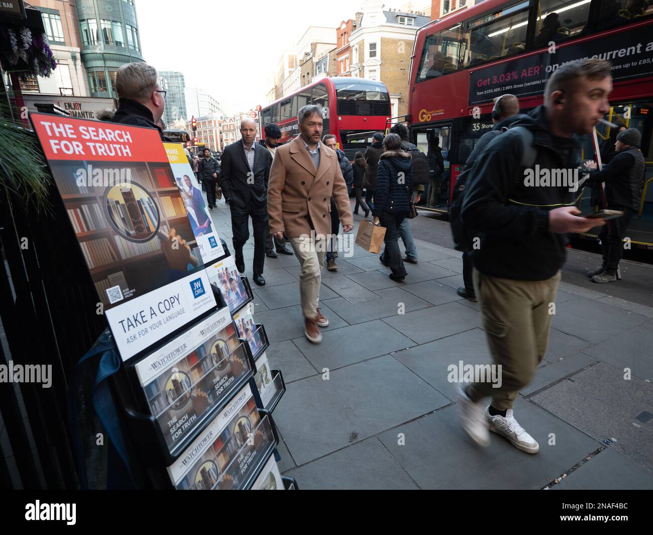 L'Ã ternel est témoin de la Tour de guet, stand de magazine devant la gare de Liverpool Street à Londres Banque D'Images