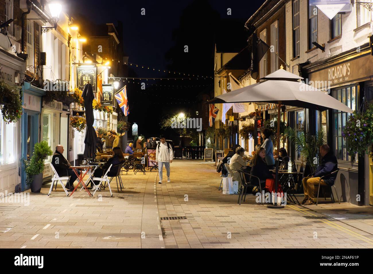 Dîner et boire tard dans la soirée à Church Street, Twickenham, Angleterre Banque D'Images