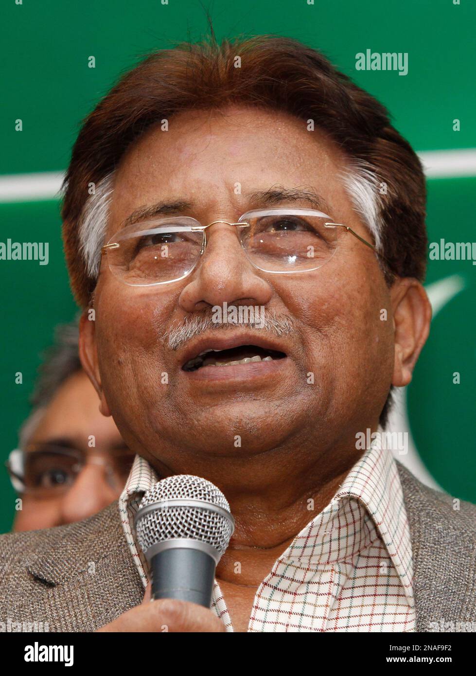 Former Pakistani President Pervez Musharraf, talks to supporters during the inauguration of his party's new UK offices in London, Thursday, Jan. 19, 2012. Musharraf opened the London offices of his APML (All Pakistan Muslim League) party on Thursday. (AP Photo/Lefteris Pitarakis) Banque D'Images