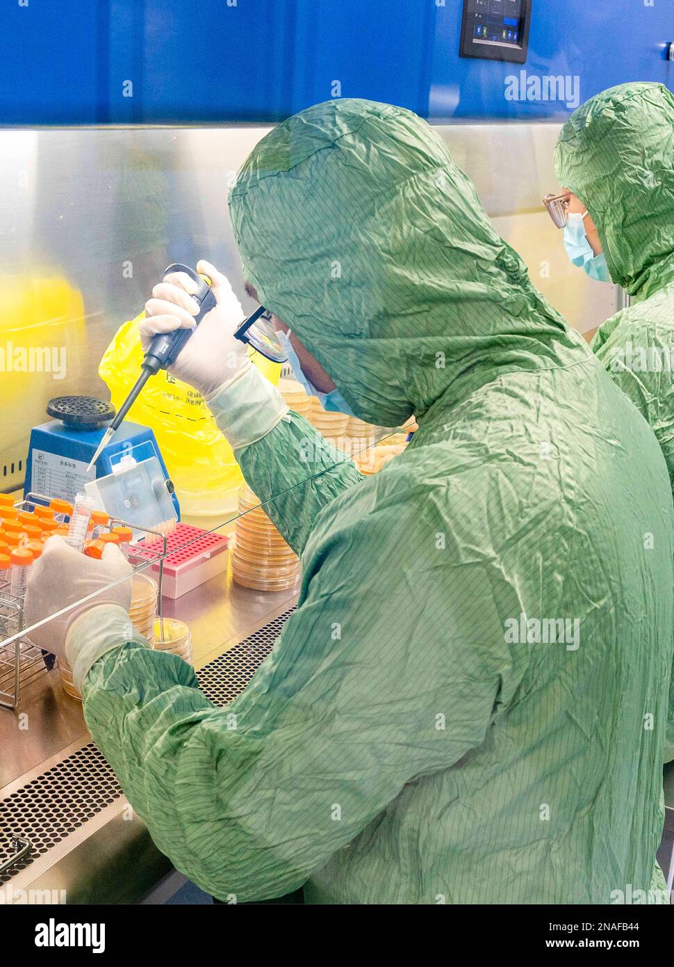 TAIZHOU, CHINE - 23 DÉCEMBRE 2021 - (FILE) Un technicien prélève des échantillons de produits de vaccin Covid-19 Reco dans un atelier Reco bio à Taizhou, Jiangsu p Banque D'Images