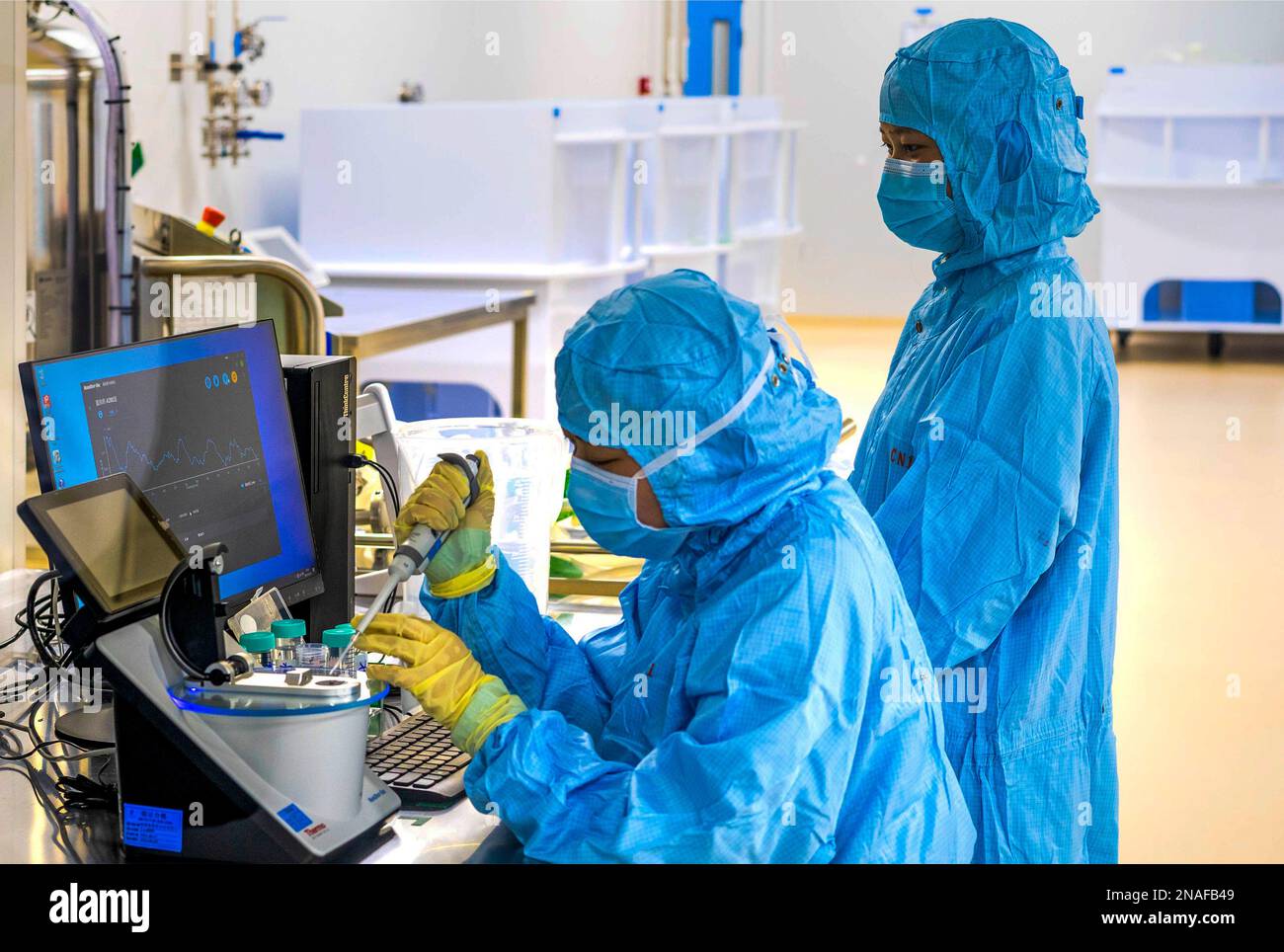 TAIZHOU, CHINE - 23 DÉCEMBRE 2021 - (FILE) des techniciens effectuent des tests de protéines sur le Recover du vaccin COVID-19 lors de l'atelier biologique Reco à Taizh Banque D'Images
